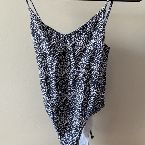 Ele swims one piece swimsuit - Picture 5 of 7